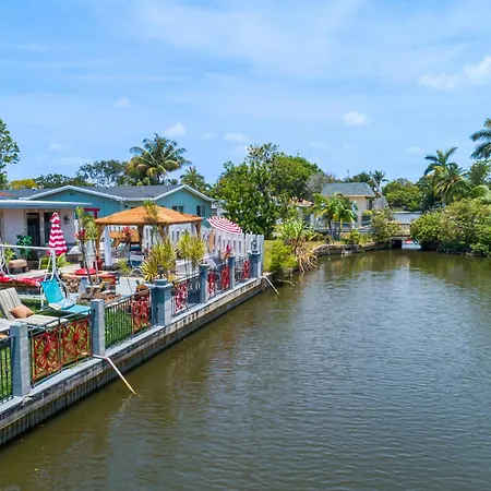Paradise Luxe Waterfront Pool Home, Modern, Near Best Beachs Shopping,Hard Rock Casino Fun